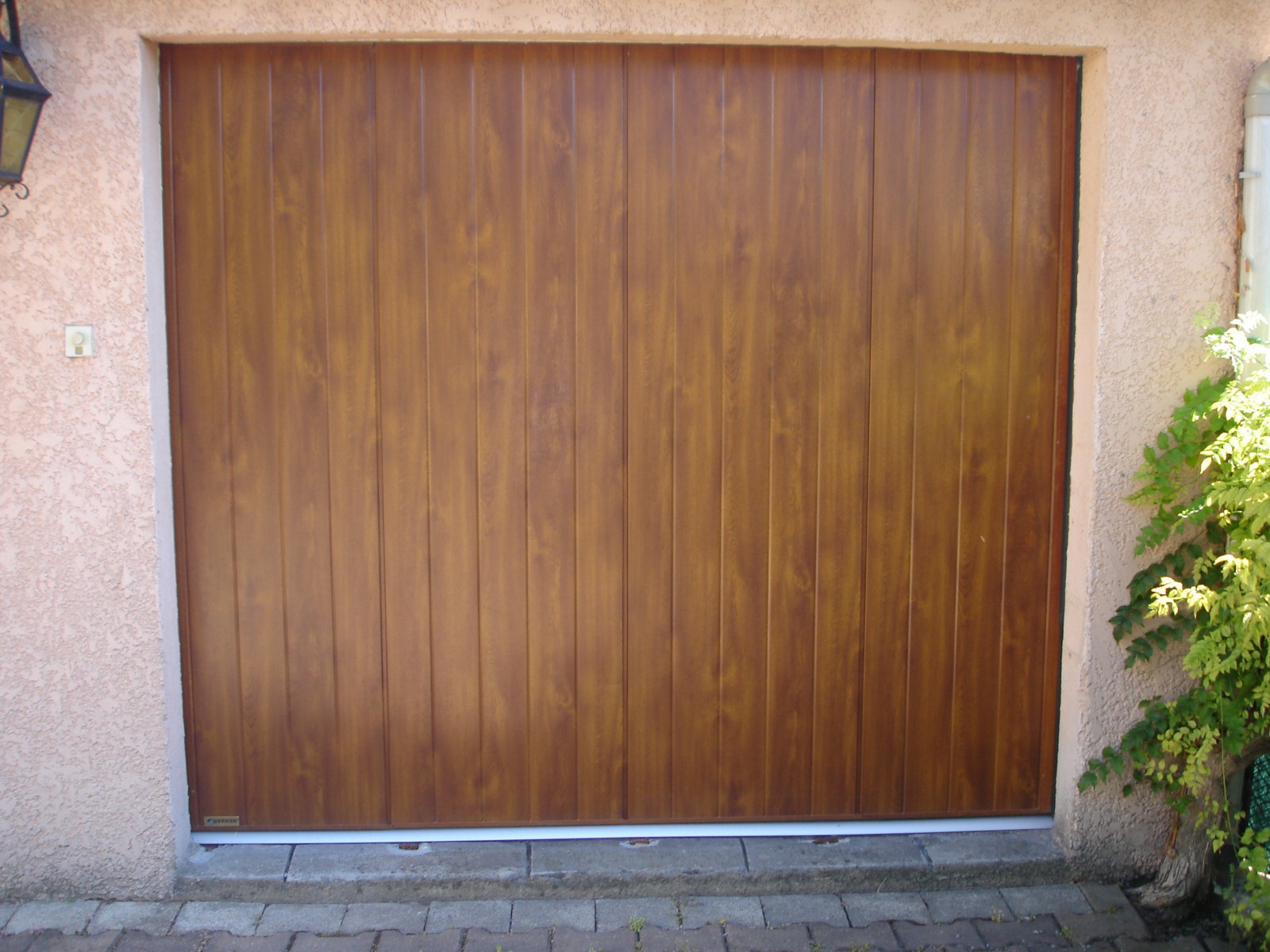 Porte de garage latérale décor bois